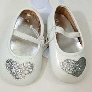 The Children's place white dress shoes with silver Glittery heart size 3-6 month